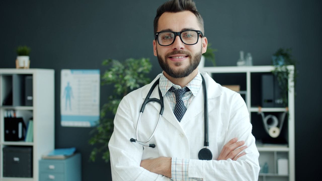 طبيب في بيئة رعاية صحية - صورة تجريبية لهوية Max Health